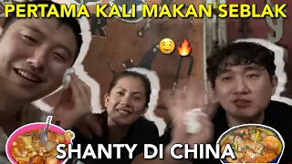 AJAK KELUARGA CHINA PERTAMA KALI MAKAN SEBLAK KHAS INDONESIA, KATANYA SEPERTI MALATANG DI CHINA🤣