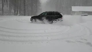 BMW X5 3.0d snow drift