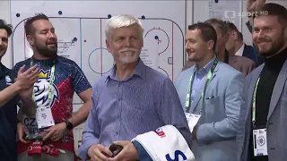 Prezident Petr Pavel gratuloval českým hokejistům přímo v kabině