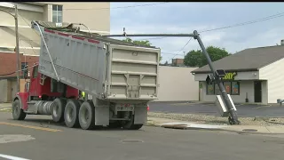 Dump truck tears down pole, traffic lights in Youngstown