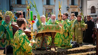 Богослужіння на головній площі Києво-Печерської Лаври у день Святої Трійці