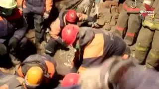 Спасатели достали девочку из под завала