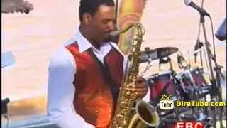 Tsegaye Eshetu Performing Live Zemnanit on Ethiopian Christmas 2007