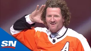 Scott Hartnell Thoroughly Enjoys His Philadelphia Flyers’ Ceremonial Puck Drop
