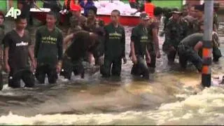 Raw Video: Huge Floods Advance in Thailand