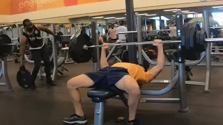 What happens when you DEAD STOP BENCH at a new gym?! 365lb/165kg bench press at 151lb/69kg bodywt