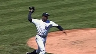 El Duque throws his entire glove to first