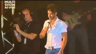 Gusttavo Lima dá beijo em fã no Sertanejo Pop Festival
