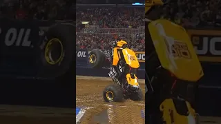 JCB Digatron combos into a stoppie! #MonsterJam #Monstertruck