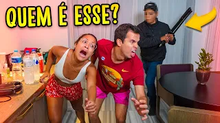 ALGUÉM INVADIU O NOSSO QUARTO NO MEIO DA NOITE! MUITO ASSUSTADOR!