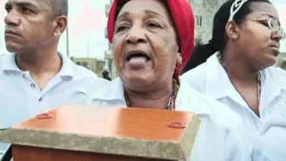 Madre de cubano Zapata emigra a Miami con las cenizas de su hijo