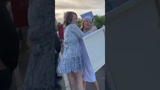 High school graduate breaks down in tears with special gift from sister after dad died 🥹❤️