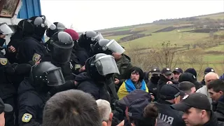 "Заходим силою": в Рингачі поліція не дозволила ПЦУшникам захопити храм УПЦ