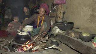 Cooking curry of green nettles || Village life