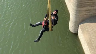 Chequeo de las compuertas en la presa de la boca