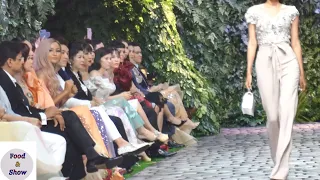 H'hen Niê nhún nhảy, vỗ tay, lắc lư khi ngồi xem Khánh Vân, Lan Khuê,Lệ Quyên, Mâu Thủy Catwalk