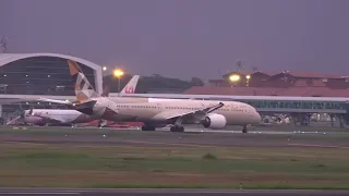 Detik-Detik Pesawat Terbang Etihad Airways Jakarta to Abu Dhabi Take Off di Waktu Senja