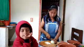 Preparo sopa de habas frescas que corte en mi hurto un dia lluvioso, para mi familia