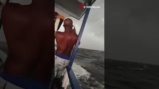 Vídeos registram tempestade na Baía de Guanabara antes de naufrágio no RJ