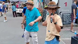 ESSE VELHO FICOU DOIDÃO QUANDO O GAROTO COMEÇA CANTAR A MÚSICA QUE LEMBRA A MULHER DELE BOATE AZUL