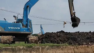 excavator mengeruk lumpur, makin bersih