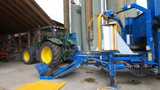 Pressing bales from the silo | Göweil LT Master | JD 6150R | Hard work