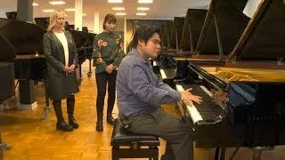 辻井さん in ドイツ スタインウェイピアノ工場　Nobuyuki Tsujii at Steinway Piano Factory