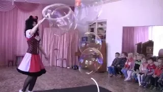 Шоу мыльных пузырей.   Дети в восторге!  Soap bubbles show. Children love it