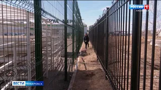 «Мешает проходу»: жители микрорайона на Павла Морозова жалуются на забор у строительного ТЦ