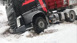 🔥Никто не думал что будет так скользко. Три машины слетели с дороги.