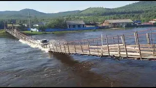 Новый мост глупости в России. Водитель обвалил пешеходный мост