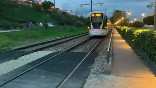 Tram Train à Suresnes en France la nuit