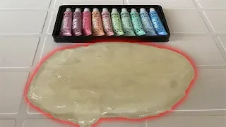 COLORINDO SLIME TRANSPARENTE COM TINTAS QUE BRILHAM NO ESCURO!! (Muito legal)