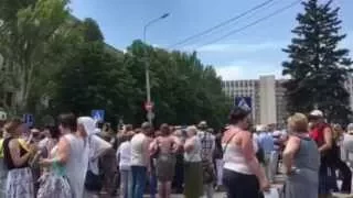 Первый стихийный сход против войны, Донецк. Около 500 человек. Видео Павла Каныгина