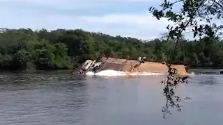 Balsa não suporta peso e carreta afunda em rio em Mato Grosso