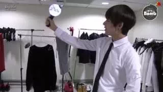 [SUB ESP] [BANGTAN BOMB] V took a ARMY Bomb Fan light!