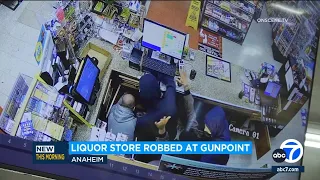 Masked gunmen rob Anaheim liquor store
