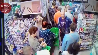 Шок.пыталась свернуть ребёнку шею в супермаркете