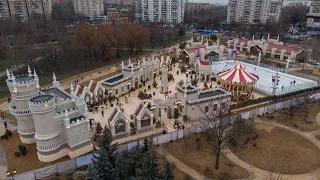 Новый каток в Гольяновском сквере у ярмарки, выстроенной в неоготическом стиле.