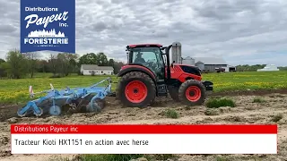 DISTRIBUTIONS PAYEUR TRACTEUR KIOTI HX1151 EN ACTION AVEC HERSE