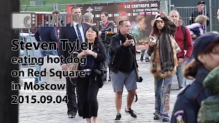 Steven Tyler eating hot dog on Red Square in Moscow, 04.09.2015