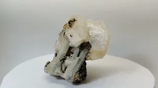 Pinkish Сalcite on columnar Quartz crystals  1
