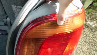 Comment démonter les feux arrière sur Toyota Yaris 1