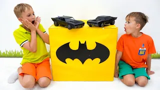 Vlad und Niki haben Spaß mit Batman-Spielzeugautos