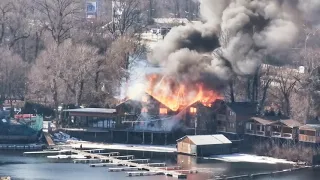 Пожар в Гидропарке в Киеве, горел деревянный ресторан.