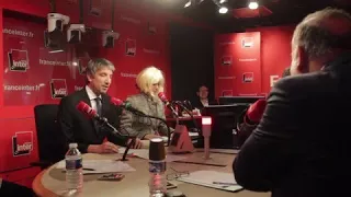 Emmanuel et Brigitte Macron : "Coucou Pierre Gattaz" - Le billet de Charline Vanhoenacker