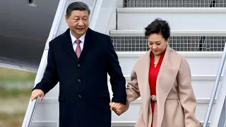 现场：习近平和彭丽媛乘专机抵达塔布，马克龙总统夫妇到机场迎接/Macron & his wife greet Xi Jinping & Peng Liyuan/Tabu at the airport