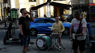 «Ялта, парус». Уличные музыканты из группы «Шумные соседи» выступают на Думской в СПб