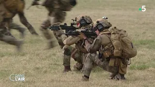 L'armée française se prépare à mener un combat de haute-intensité  - Reportage #cdanslair 09.04.2022