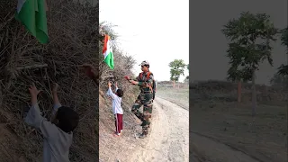 respect to indian flag 🇮🇳 बच्चे की देशभक्ति #shorts #indianflag #army #viral #trending